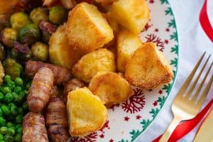 My BEST EVER Super Crispy Roast Potatoes Recipe – Quick and easy!