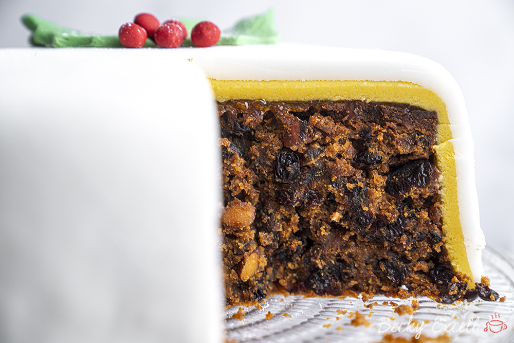 Baking Tips - How do you Prepare a Tin for Fruit Cake or Christmas Cake?  Odlums 