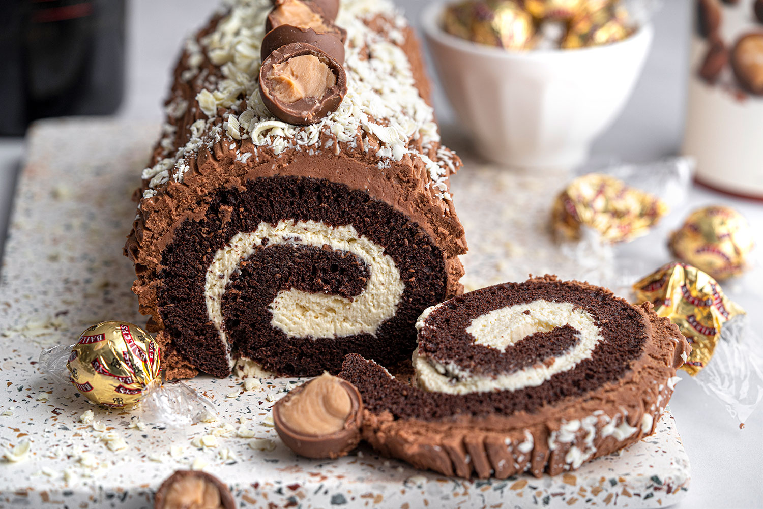 Macadamia and milk chocolate Yule log cake (Bûche de Noël) - The Pastry Nerd
