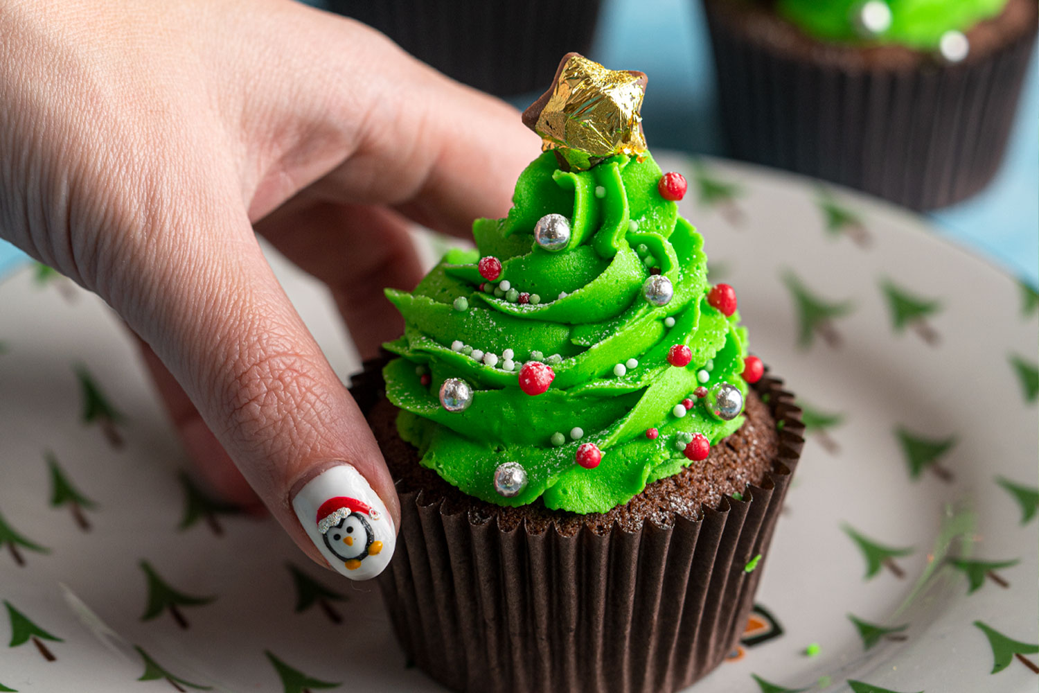 How to Make a Christmas Tree Cake Out of Cupcakes