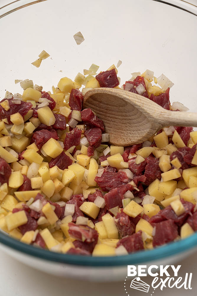 Combine the potato, onion, swede and beef in a bowl to season with salt and pepper