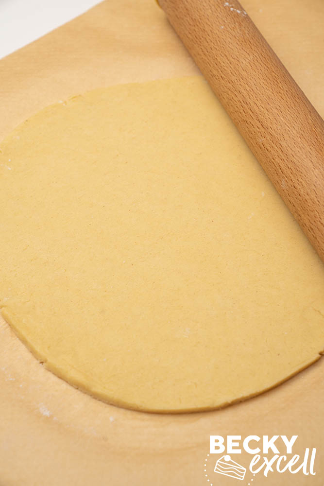The rolled out shortcrust pastry dough portion after trimming around a plate